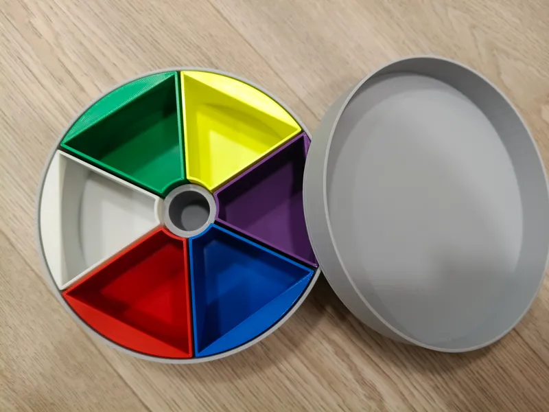 Round box with lid and six containers