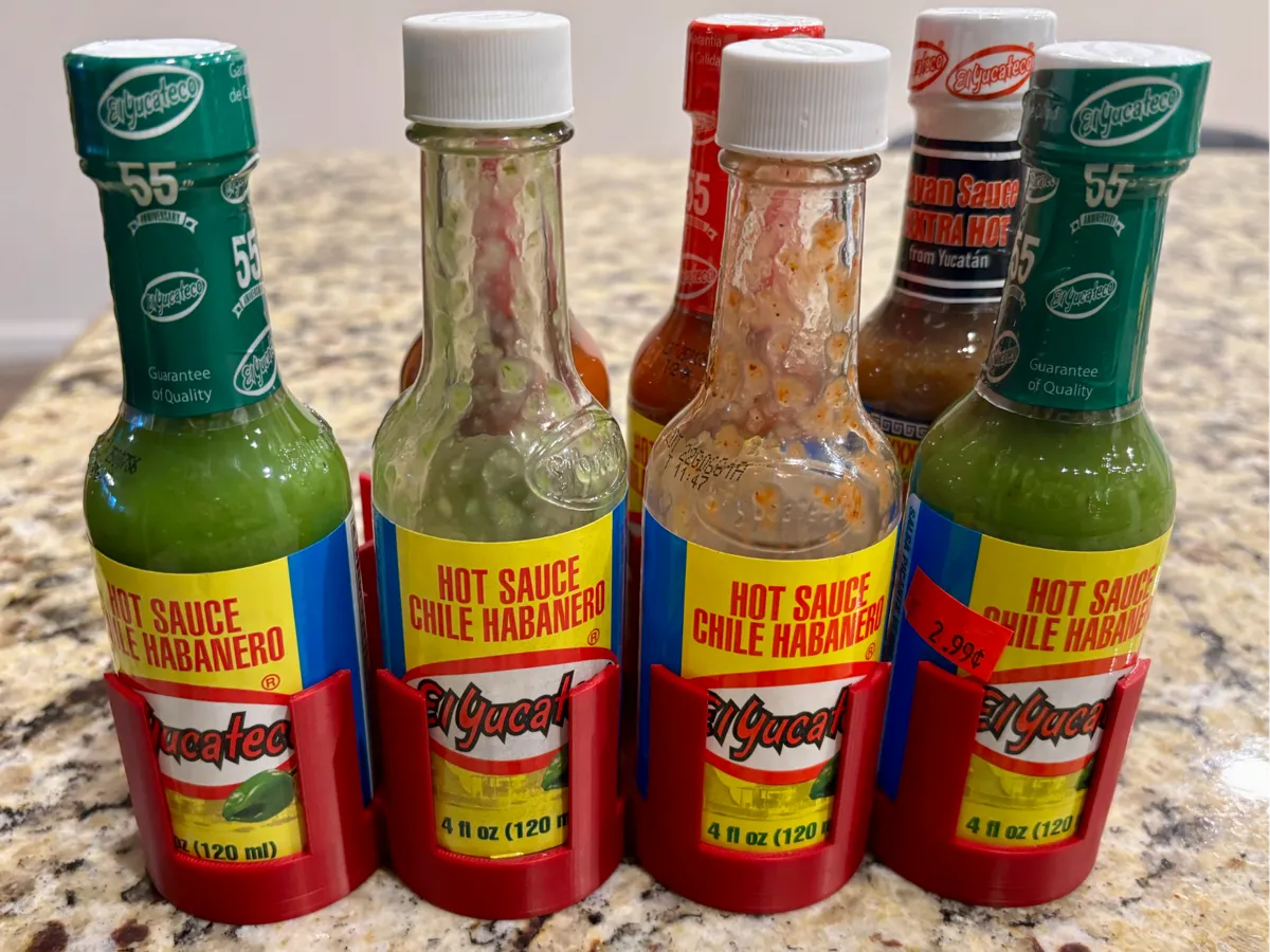 Range-bouteilles de sauce piquante
