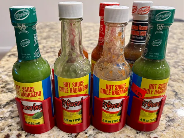 Range-bouteilles de sauce piquante