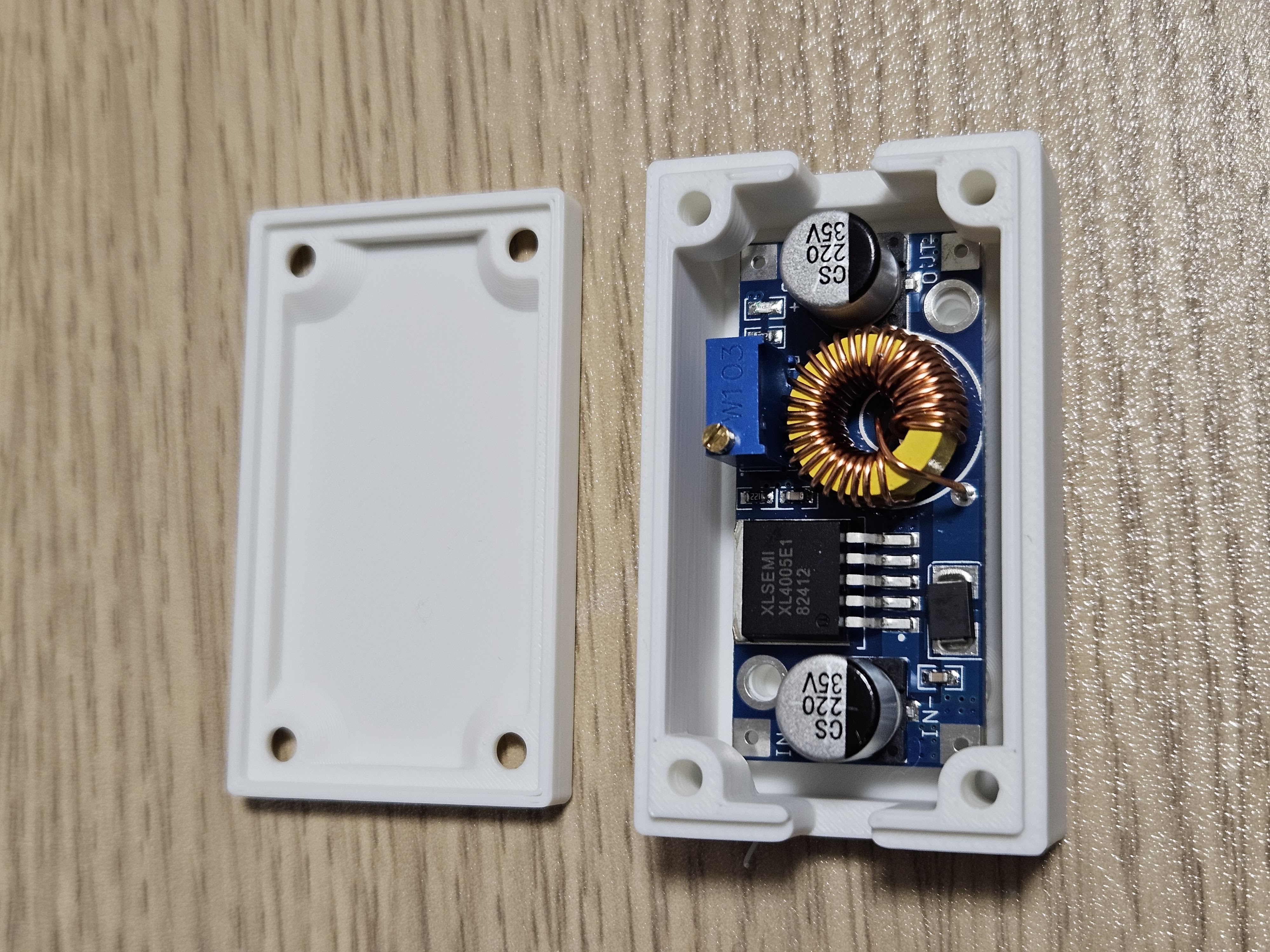 Miniatura 2 do modelo 3D Customizable simple PCB and module case