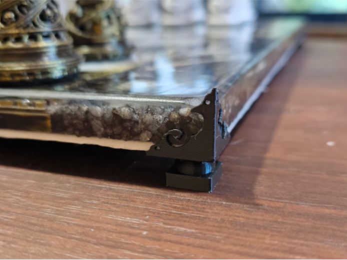 Decorative corner with foot for flat projects