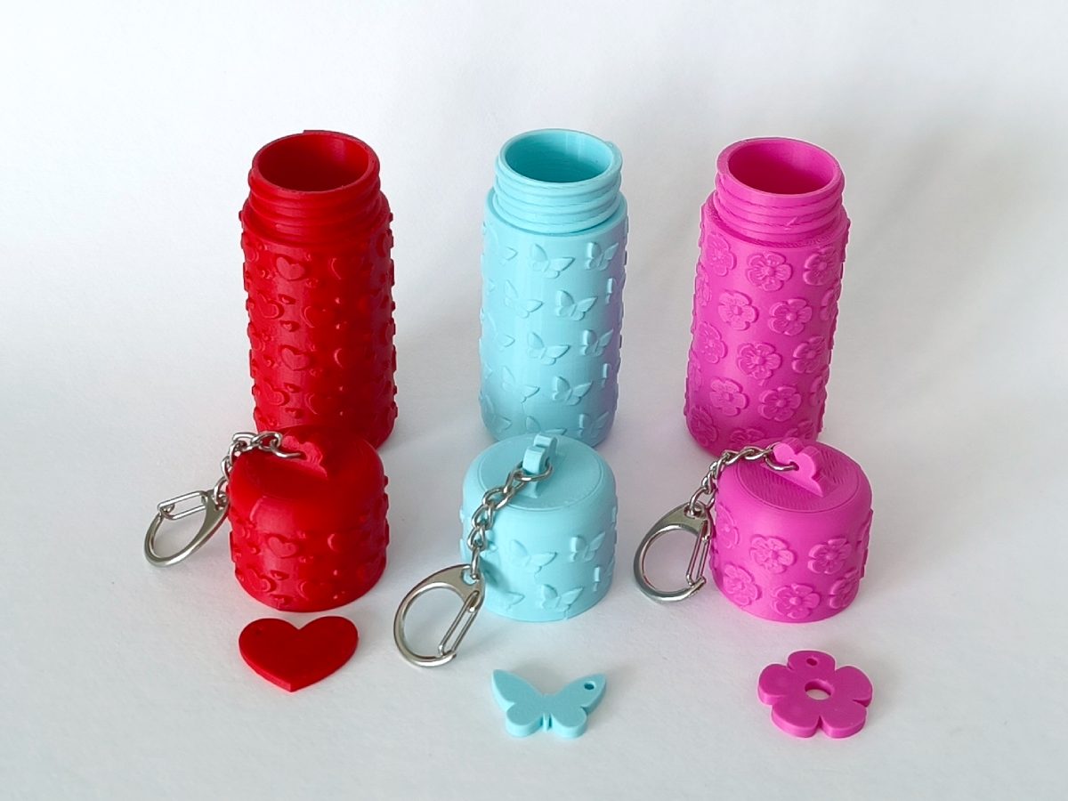 Miniatura 1 do modelo 3D Lipstick case with ornament - keychain