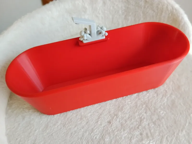 Bathtub with a tap in a scale of 1:6