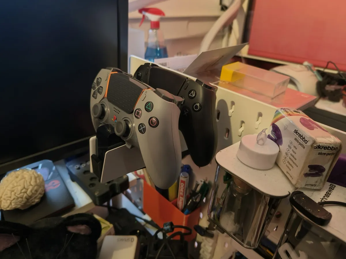 Support Skadis pour station de charge DualSense PS5