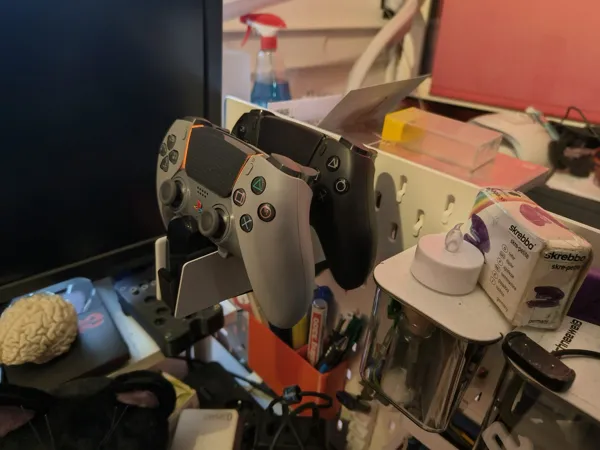 Support Skadis pour station de charge DualSense PS5