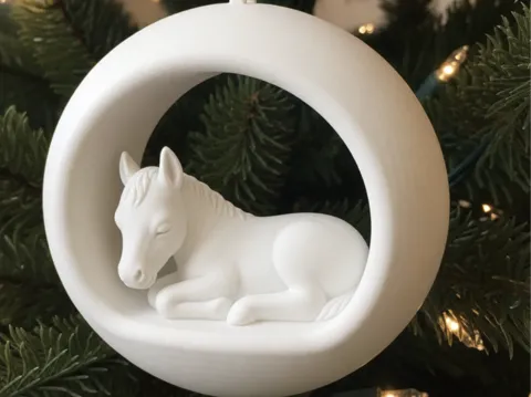Letrero o emblema decorativo: Cute Horse Christmas Ornament — referencia de MakerWorld