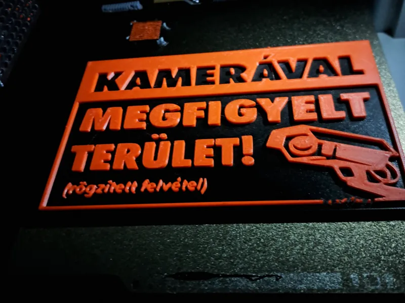 Kamerával megfigyelt terület tábla