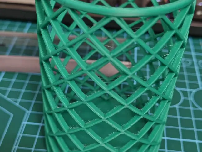 镂空笔筒