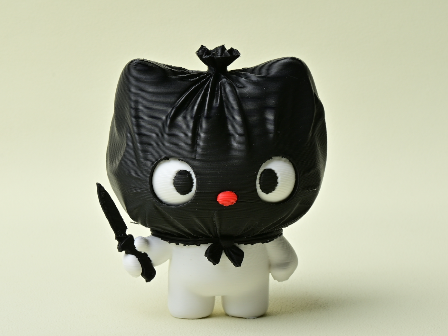 可爱的打劫kitty头戴塑料袋手拿小刀