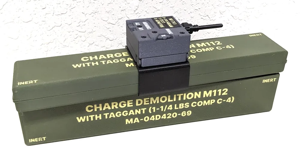 米軍M112 C4ブロックとワイヤレス起爆装置 作成者： Rexi Labs
