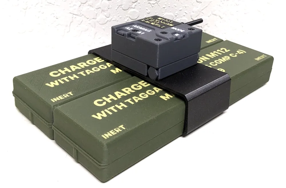 米軍M112 C4ブロックとワイヤレス起爆装置 作成者： Rexi Labs