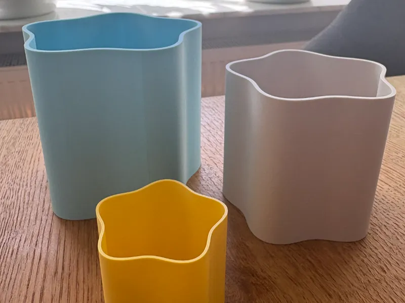 Geschwungene Vase Becher