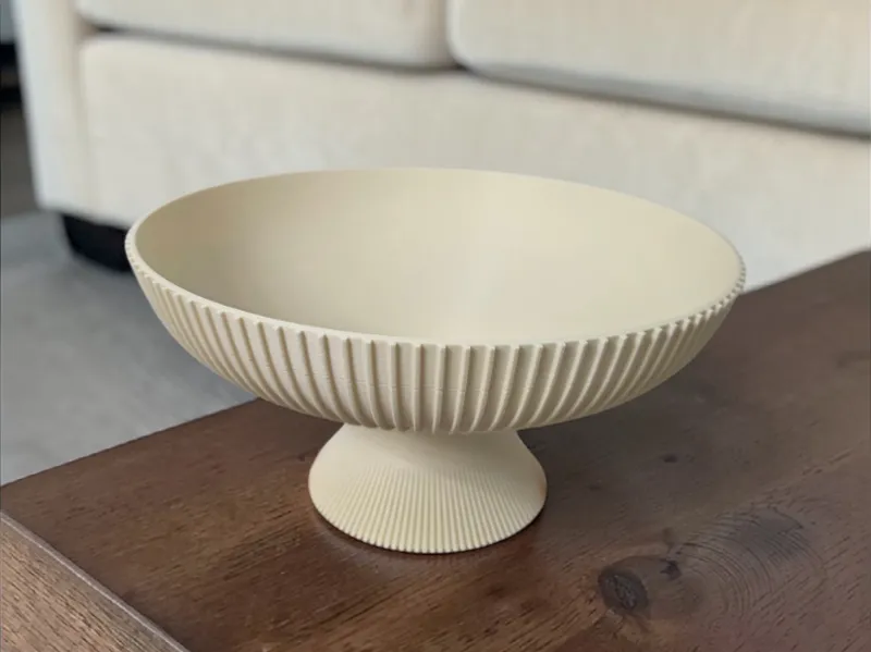 Geriffelte Design-Schale auf Fuß
