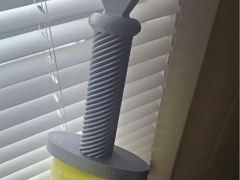Twisty sword hilt for pool noodle