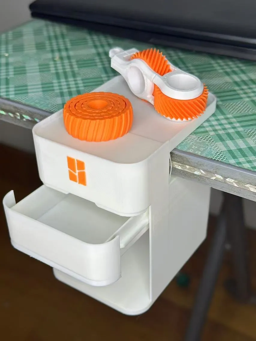Miniatura 1 do modelo 3D 红点设计——桌面吊悬挂 收纳盒