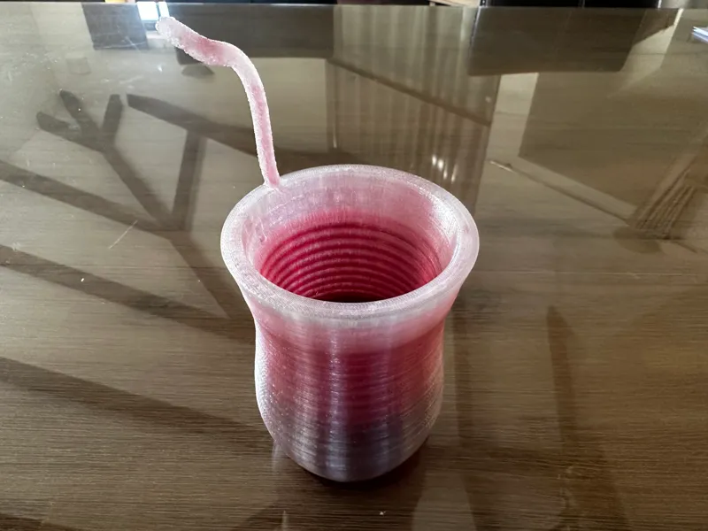Trinkbecher mit integriertem Strohalm