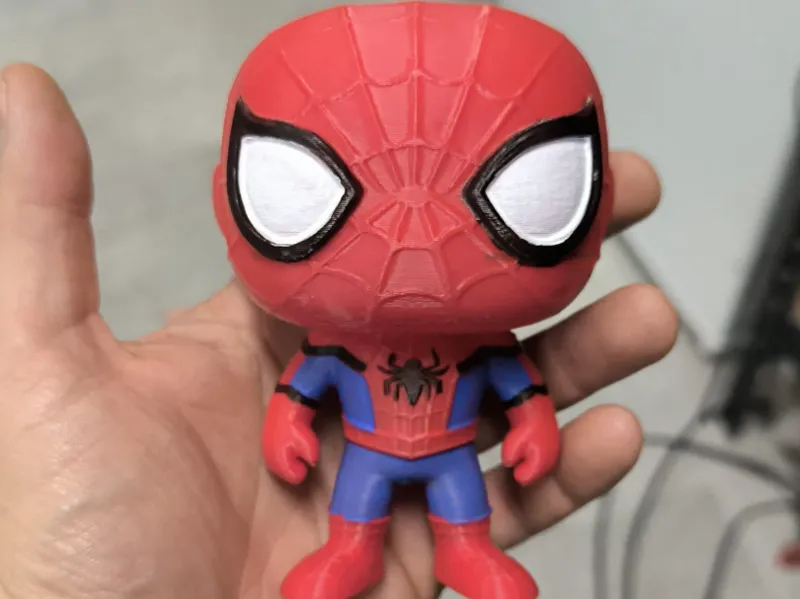 spiderman funko pop stilizzato dettagliato