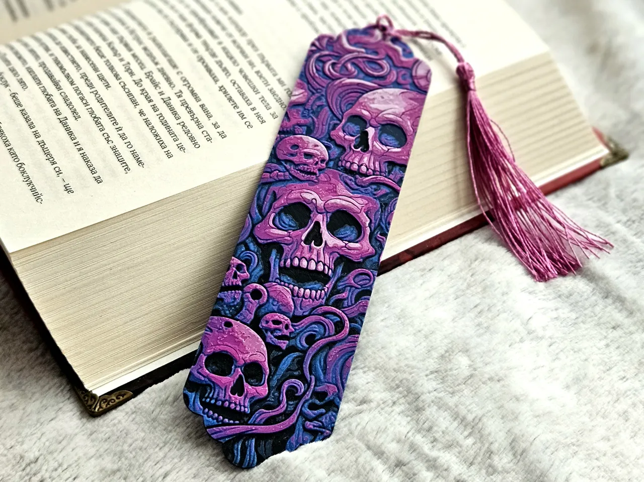 Magenta Skullture - Bookmark view 2