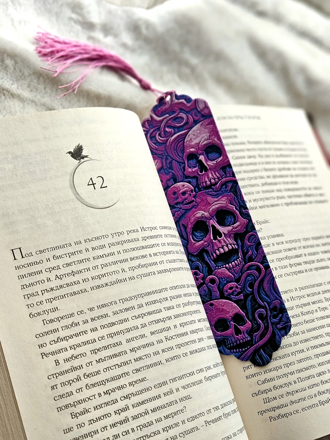 Magenta Skullture - Bookmark view 3