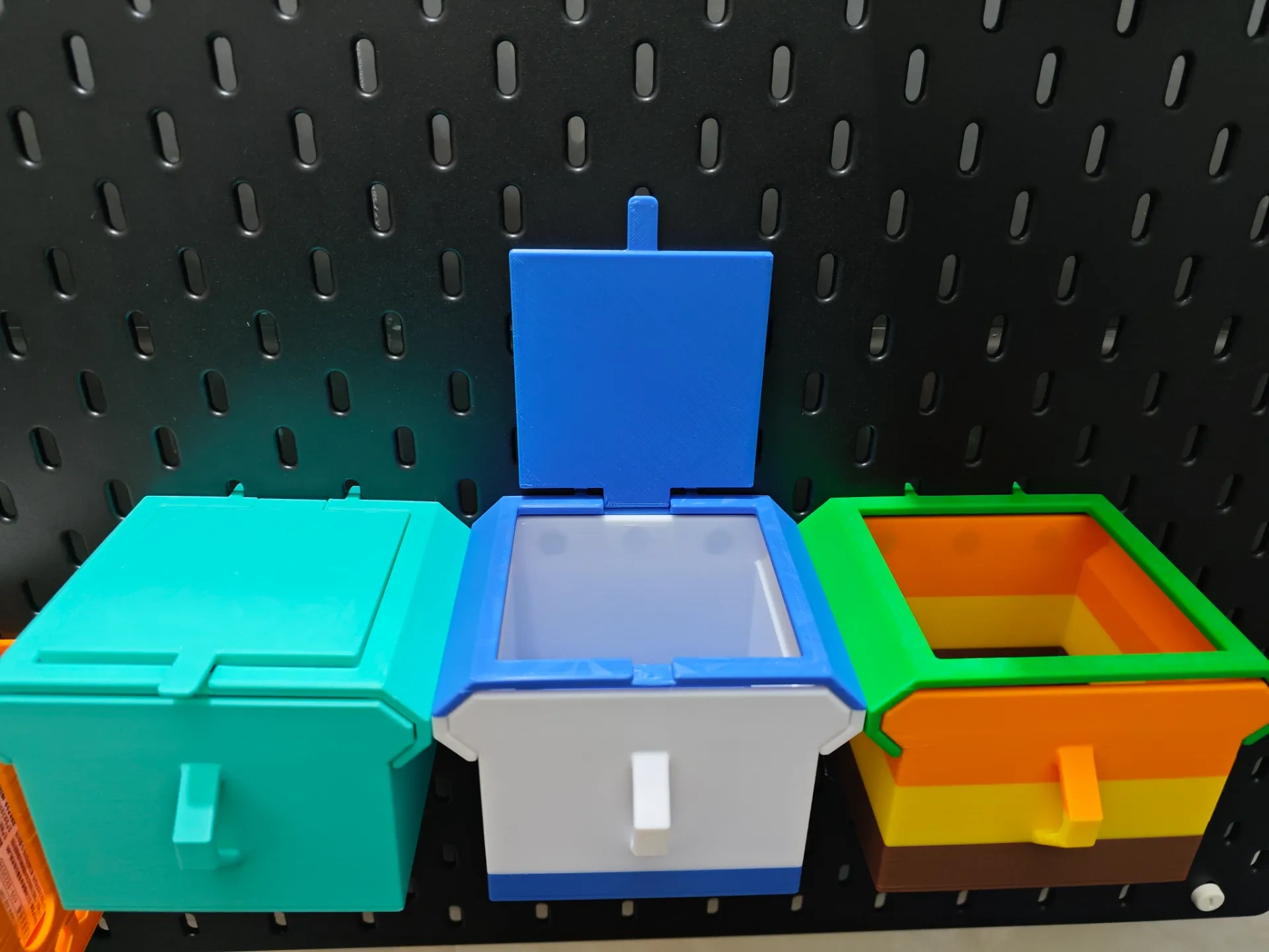Miniatura 1 do modelo 3D 翻盖与轨道一体打印的洞洞板抽屉（适配宜家skadis）
