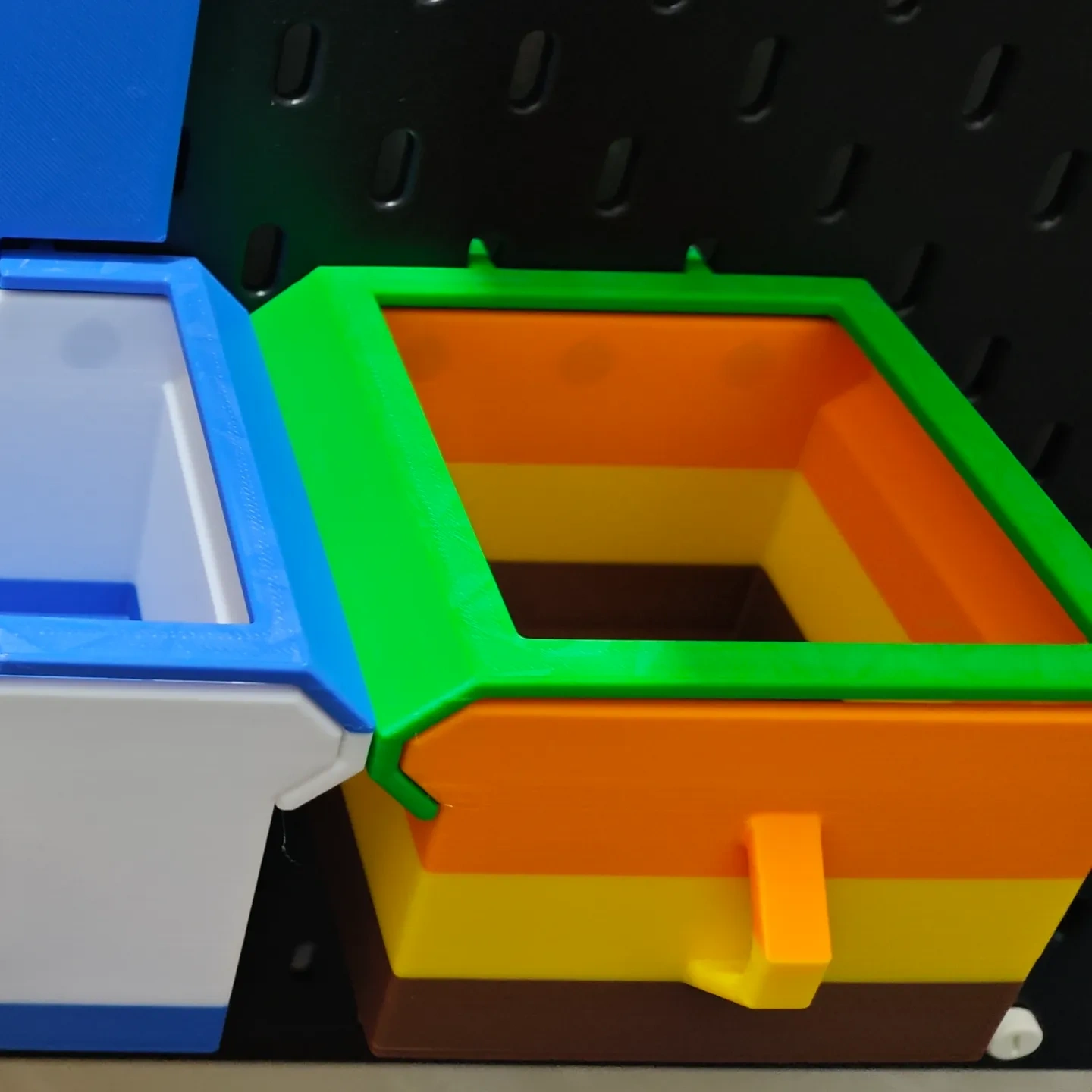 Miniatura 2 do modelo 3D 翻盖与轨道一体打印的洞洞板抽屉（适配宜家skadis）