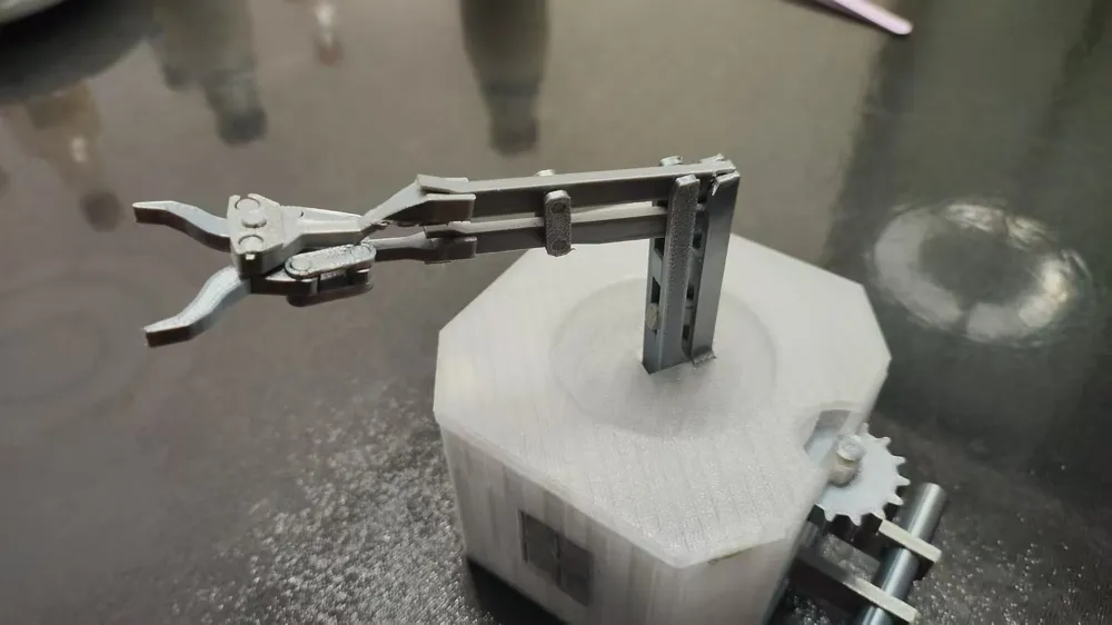 A motorless desktop robotic arm with 360-degree articulation, featuring ...