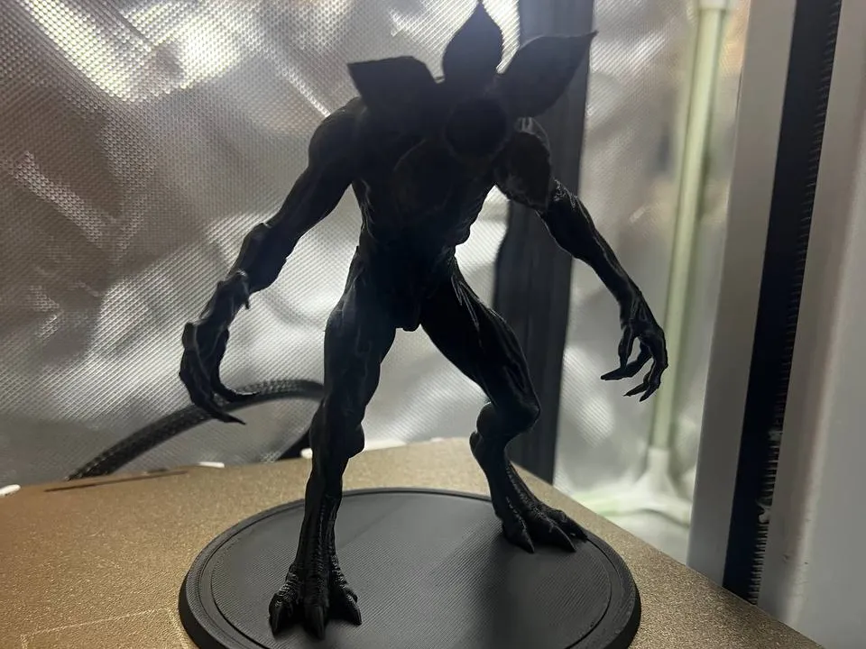 Letrero o emblema decorativo: Demogorgone Stranger Things - Demogorgon 3D Model. Referencia del modelo original.