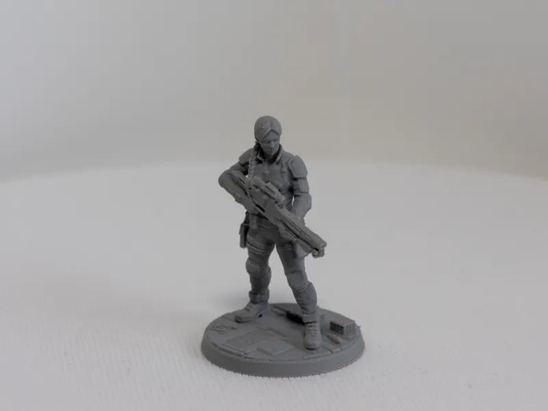 Sci-Fi Miniature: Human female with rifle