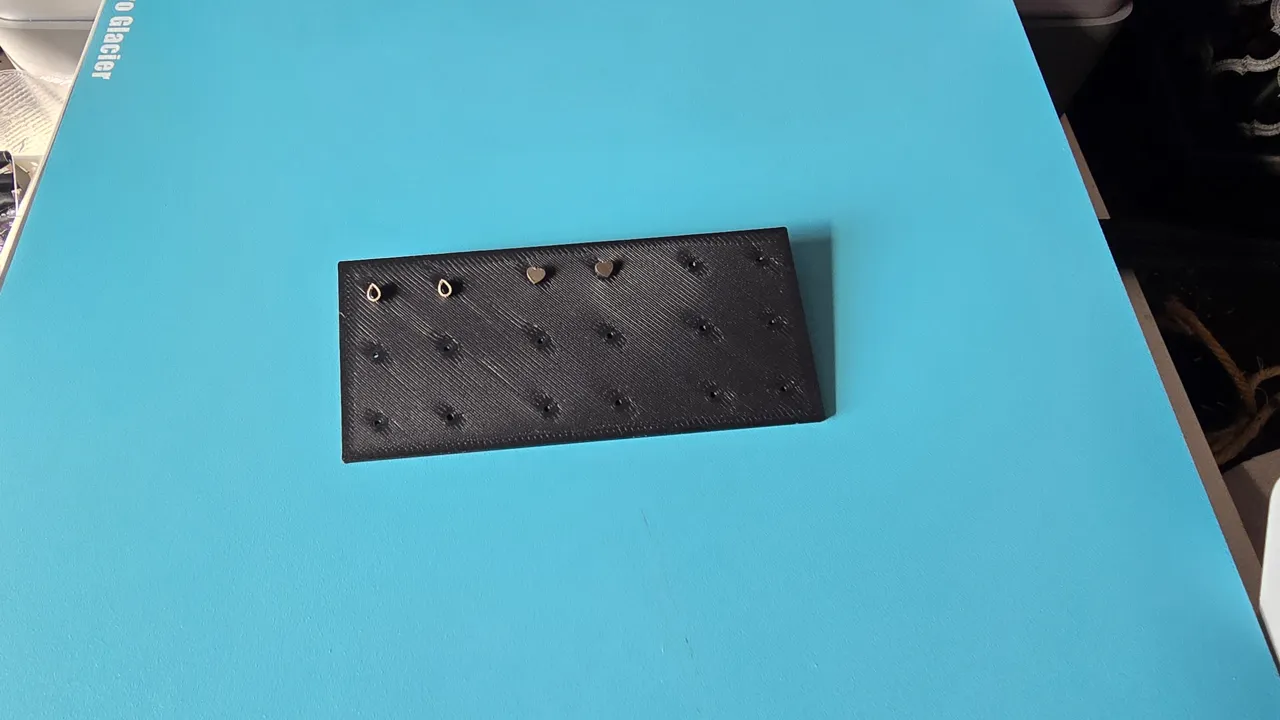 Basic stud earring holder card view 2