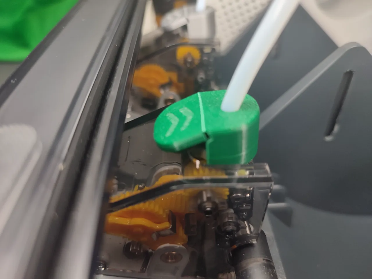 AMS feeding guide - Easy compliant mechanism view 4
