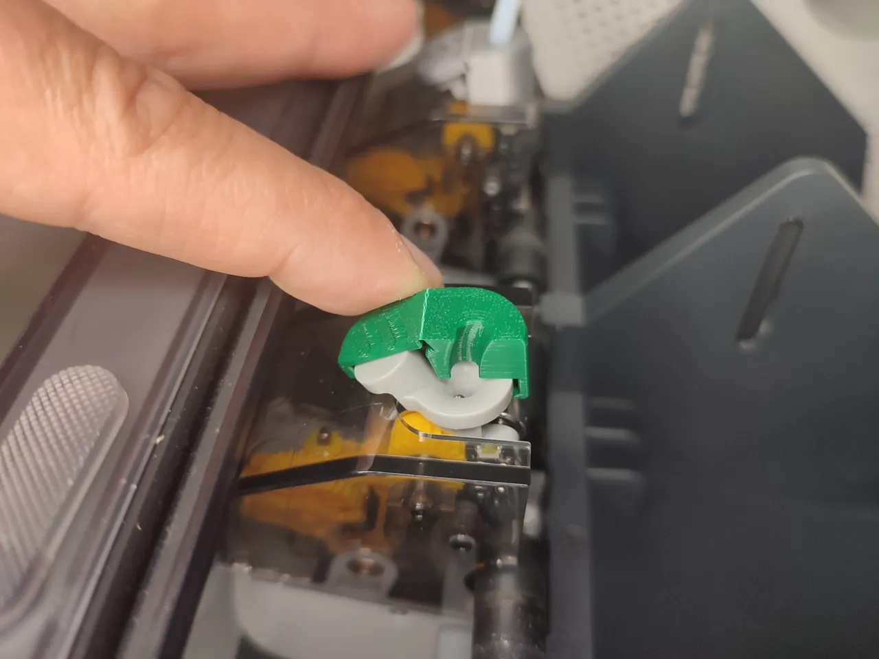 AMS feeding guide - Easy compliant mechanism view 3