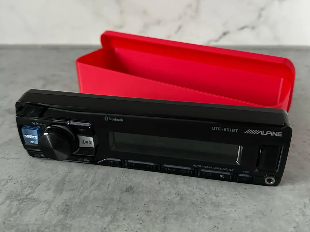 Boîtier universel pour façade d'autoradio