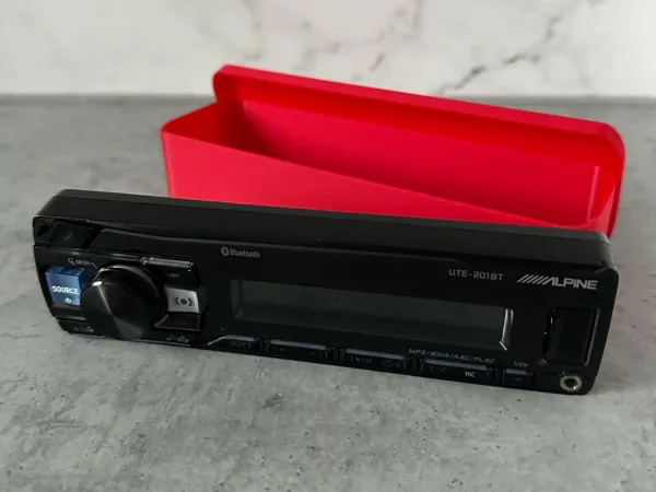 Boîtier universel pour façade d'autoradio