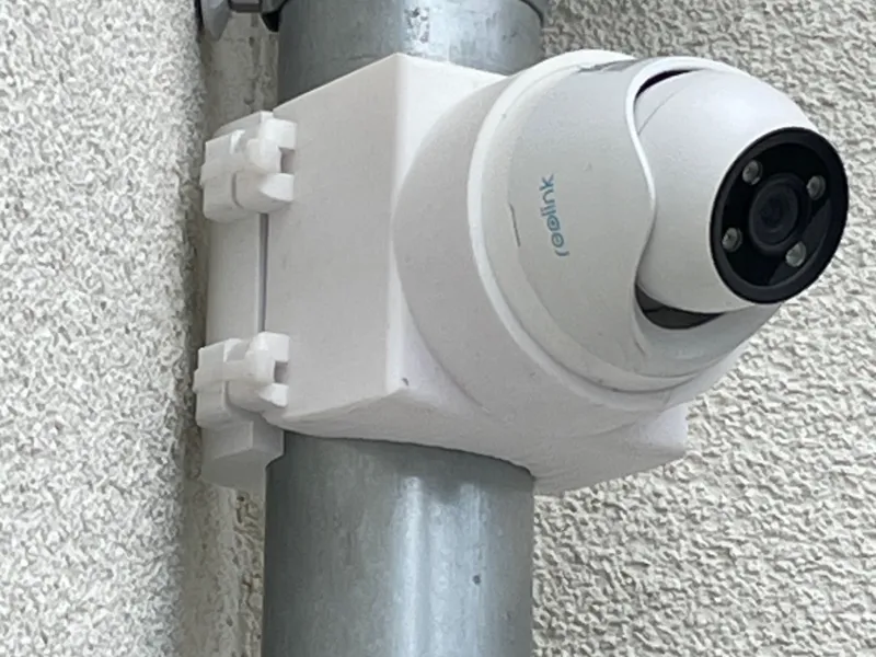 Reolink RLC-824A Adapterbefestigung am Regenrohr