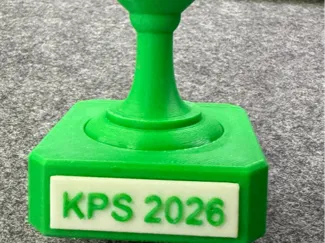 REMIX: Pokal mit zwei seitlichen Schildern 