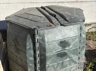 Composter hinge