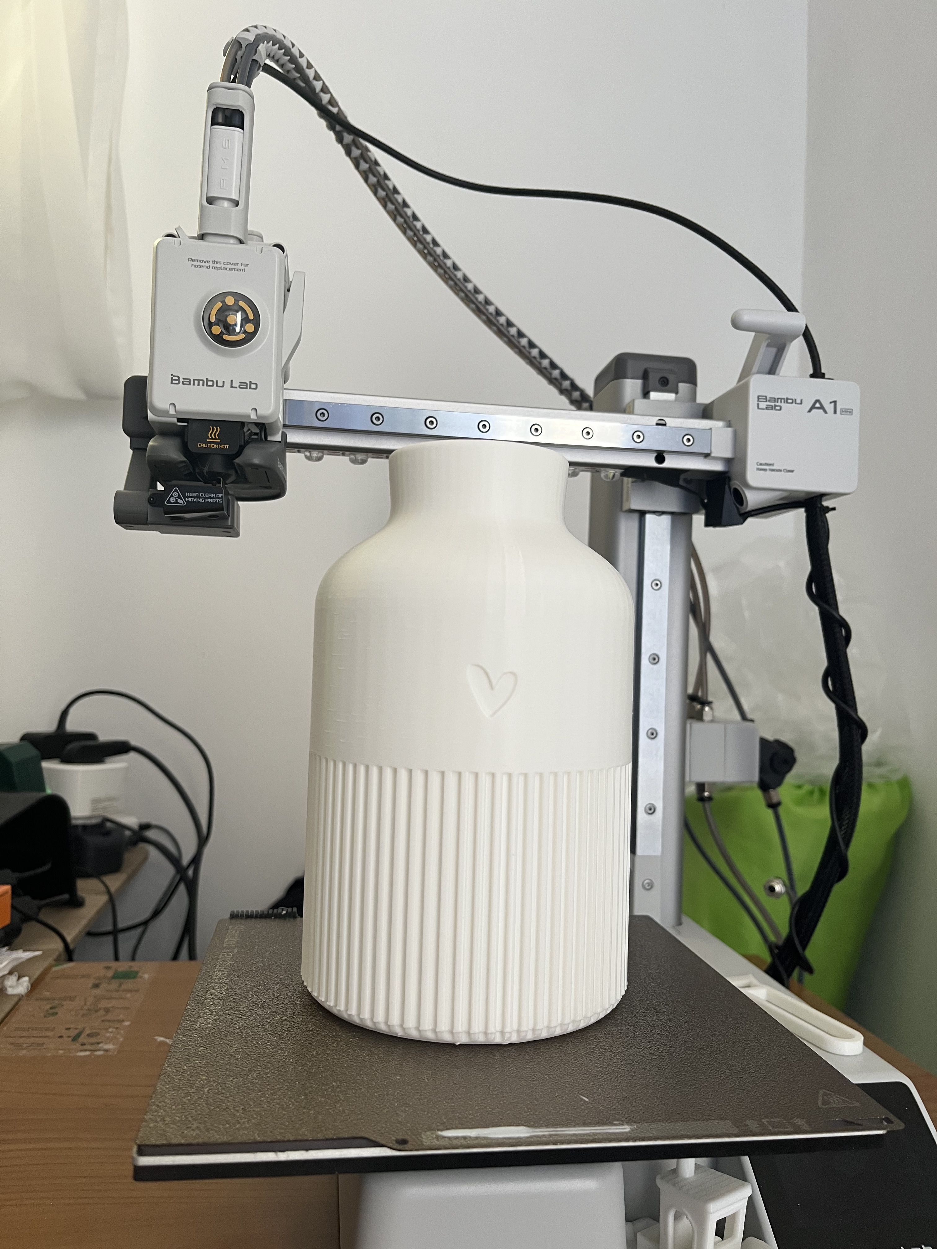 Miniatura 2 do modelo 3D Moderne Vase mit Herz