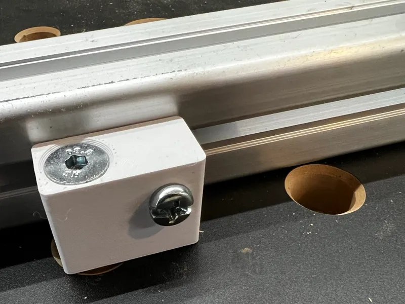 Benchdog to Extrusion Rail Connector