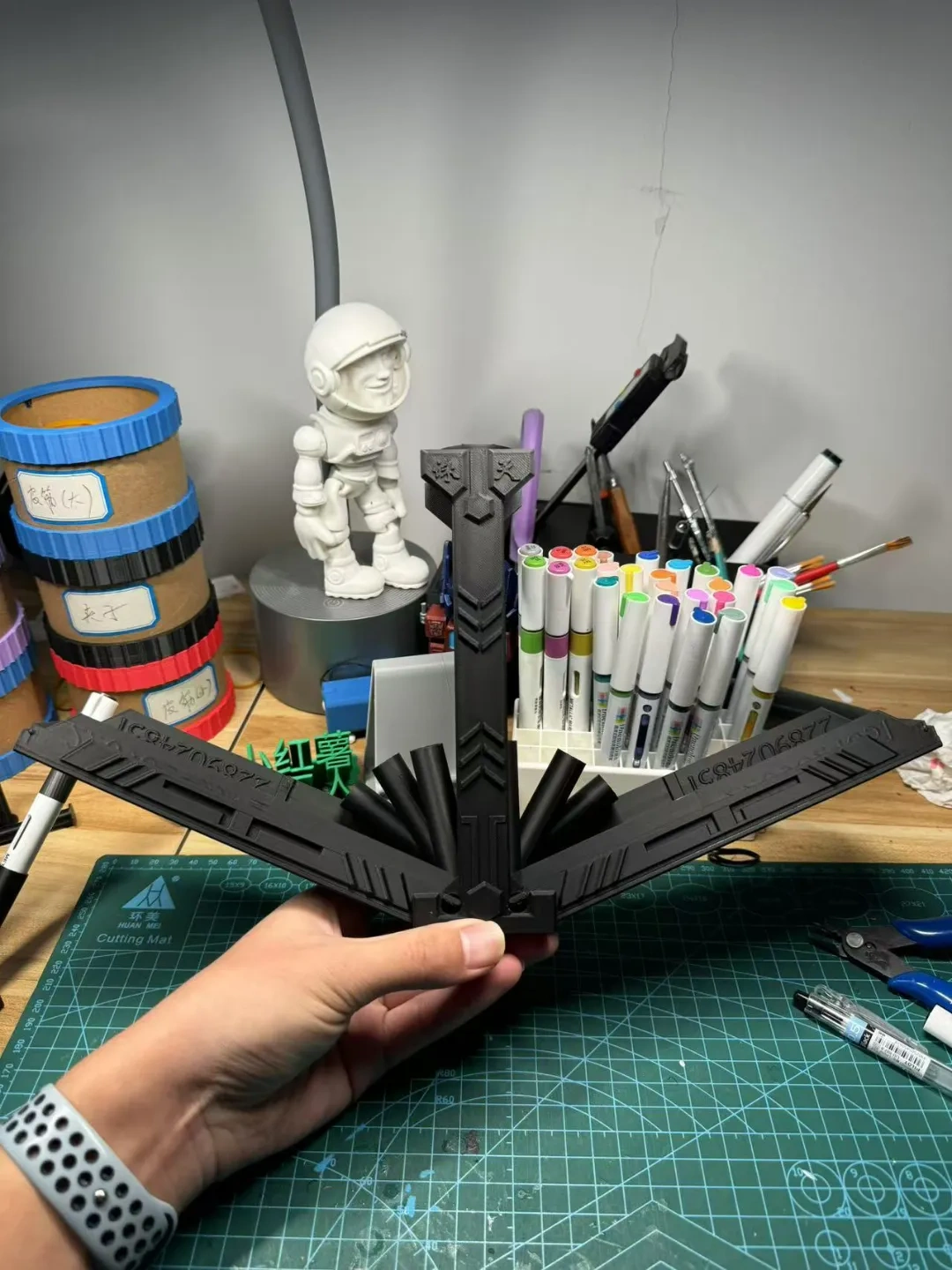 Miniatura 2 do modelo 3D 剑匣笔筒改良版（加厚外壳，圆润边角，优化细节）