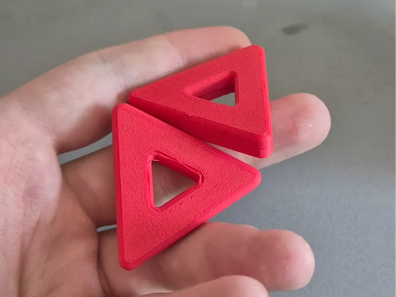 Triangle fidget (magnetic)