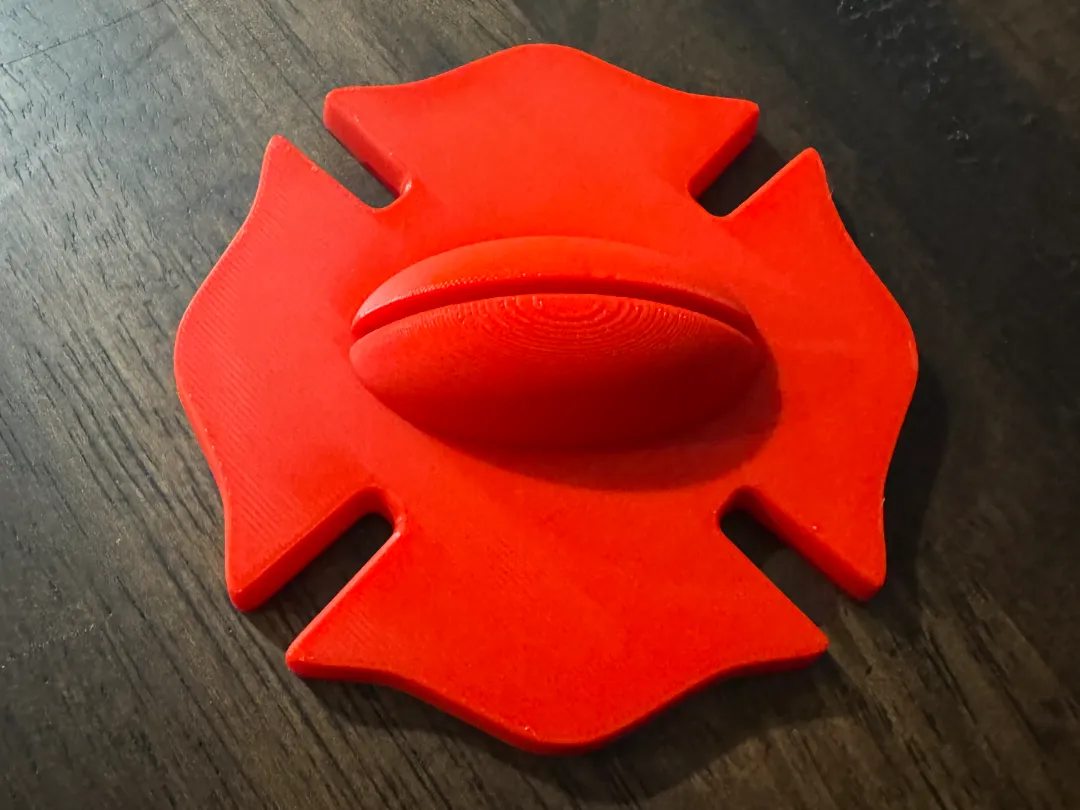 Présentoir de bureau pour écusson de casque de pompier
