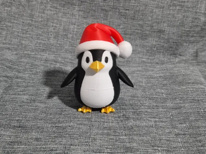 Süßer Pinguin mit Weihnachtsmütze