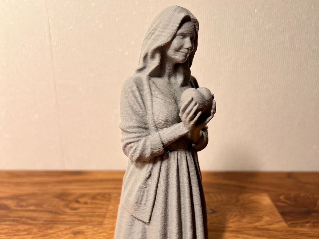 Frau mit Herz Skulptur