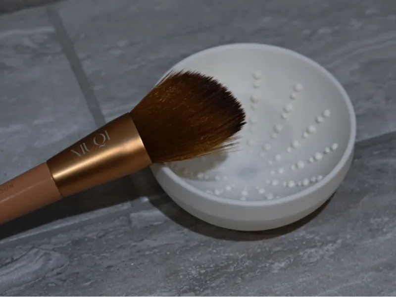 Makeup brush cleaner