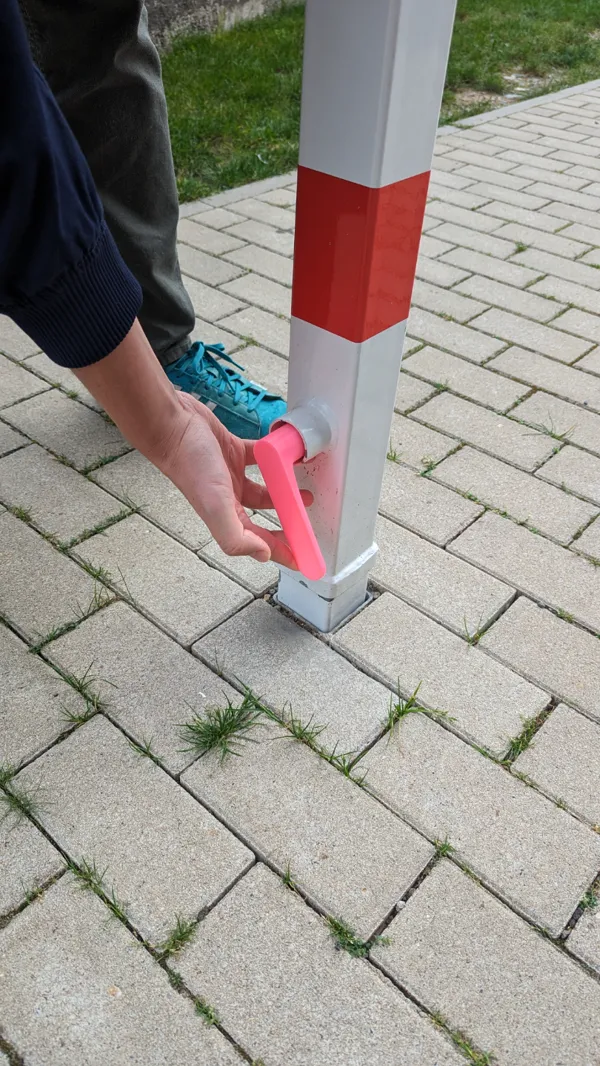 Clé triangulaire pour bornes de rue