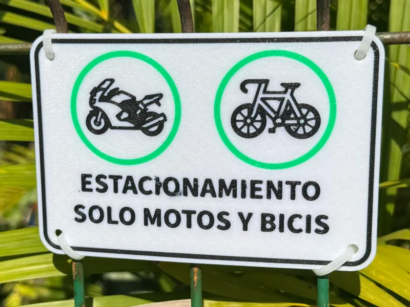 Solo Moto y Bici Estacionamiento sign