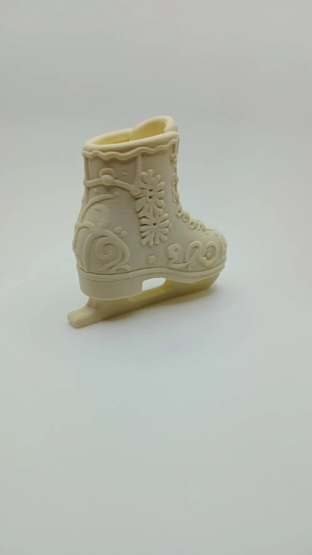 Elegant ice skate with winter ornaments - Free 3D Print Model - MakerWorld
