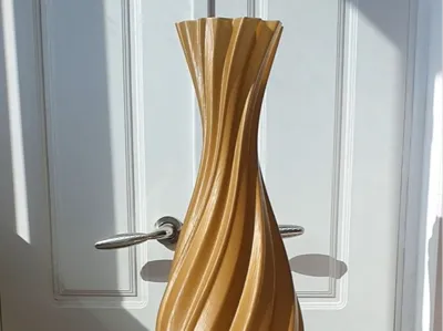 Vase, wide spiral
