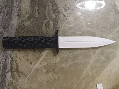 Double-edged dagger 