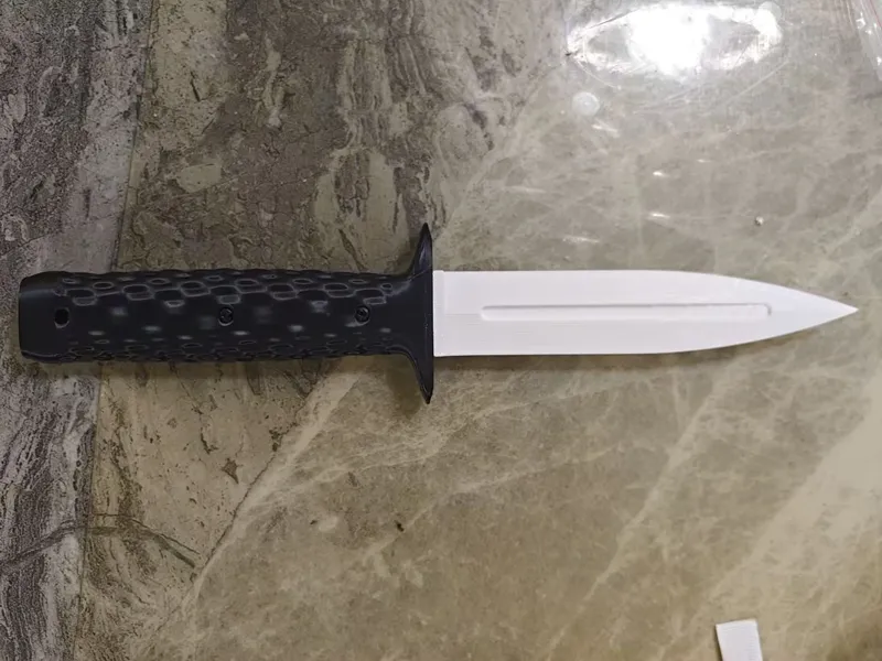 Double-edged dagger 